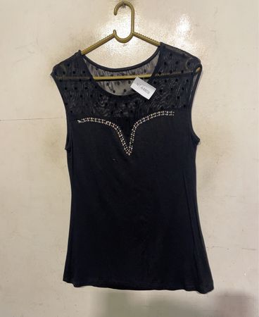 Schwarzes ärmelloses Top mit Strassdetails