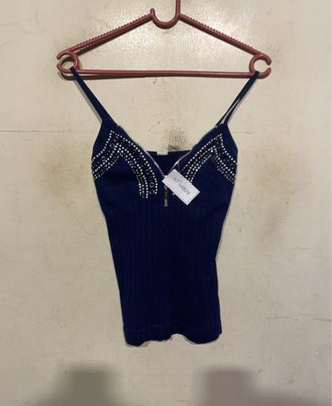 Blaues geripptes Tanktop mit Reißverschluss und Verzierungen