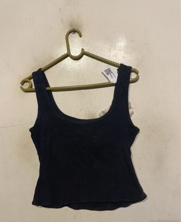 Schwarzes Tanktop mit floraler Applikation
