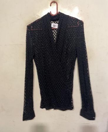 Schwarzes Netz-Mock-Neck-Langarm-Oberteil