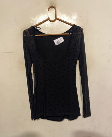 Schwarzes langärmliges Mesh-Top mit Herzmuster