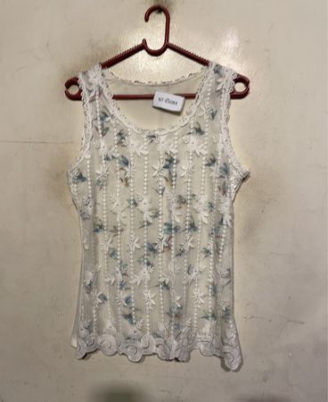 Weißes Spitzentop mit floralem Muster