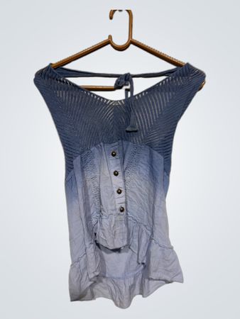 Blaues Neckholder-Oberteil mit Knopfdetails