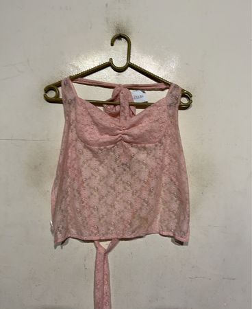 Pinkes Spitzen-Haltertop