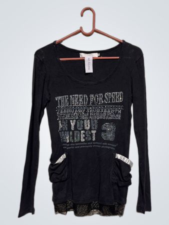 Schwarzes Langarmshirt mit "THE NEED FOR SPEED" Grafik und verzierten Taschen