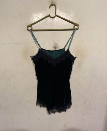 Grünes Samt-Cami mit Spitzenbesatz