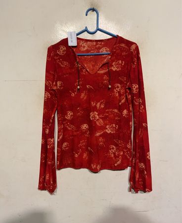 Rotes langärmliges Oberteil mit floralem Muster