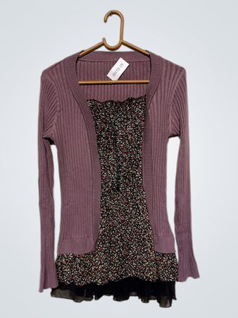 Lila gerippter Cardigan mit floral bedrucktem Kleid