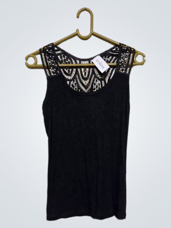 Schwarzes Tanktop mit Spitze und bestickten Schultern