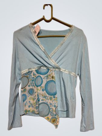 Hellblaues Langarmoberteil mit Kreis-Muster