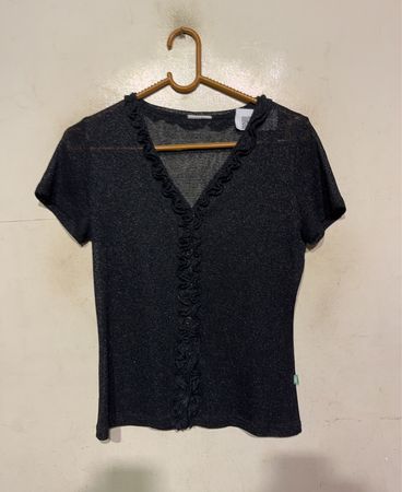 Schwarzes Rüschenshirt mit V-Ausschnitt und kurzen Ärmeln