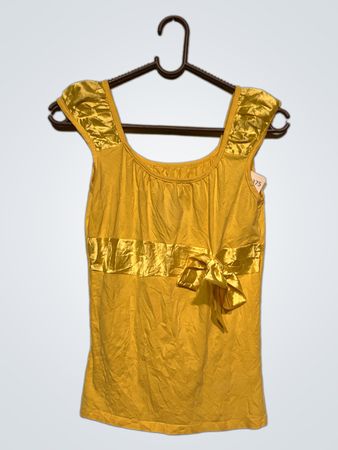 Gelbes Tanktop mit Satindetails und Schleife