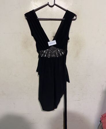 Schwarzes V-Ausschnitt-Kleid mit verziertem Taillenbund