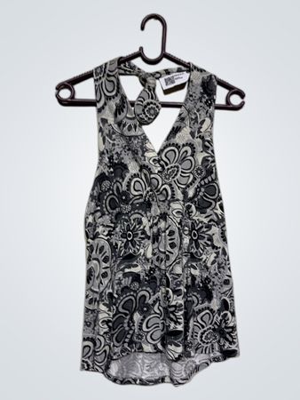 Schwarzes und weißes floral gemustertes Haltertop