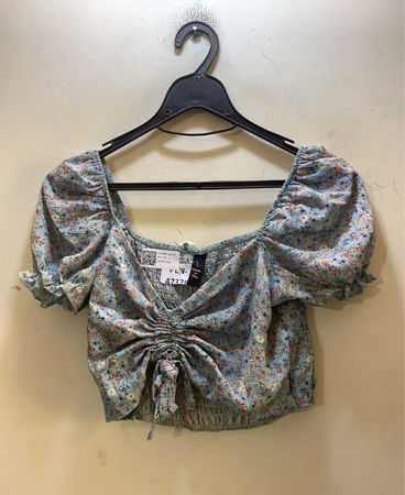 Blaues blumiges gerafftes Croptop