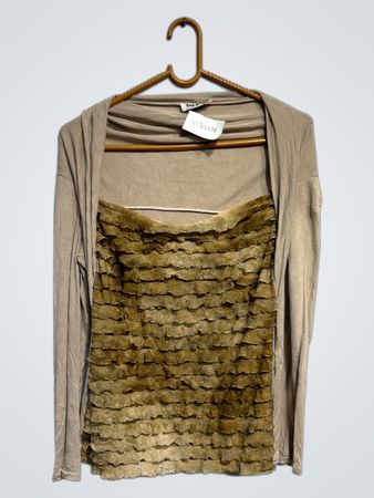 Top Site Paris Damen Beiges Rüschentop mit langärmliger Strickjacke