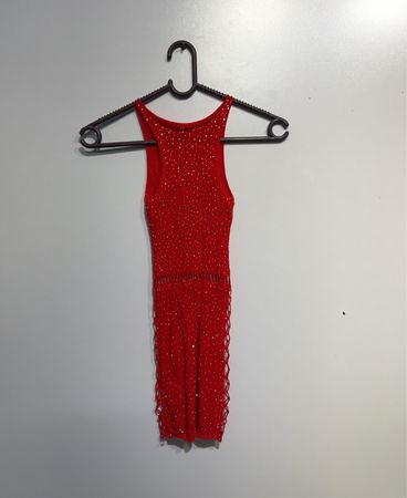 Rotes Perlenkleid