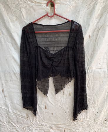 Schwarzes gerafftes, durchscheinendes Netz Langarm-Crop-Top