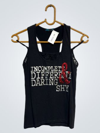 Schwarzes Tanktop mit Grafik "INCOMPLETE DIFFERENT DARING SHY