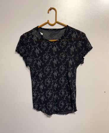 Schwarzes T-Shirt mit floralem Druck aus Mesh