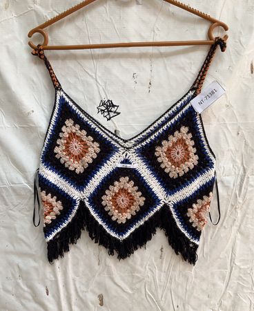 Handgemachtes gehäkeltes Crop Top mit Fransen