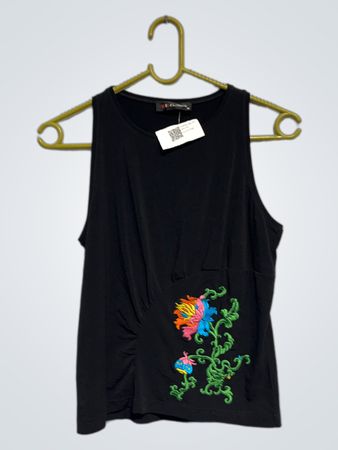 Schwarzes Tanktop mit gestickter Blume