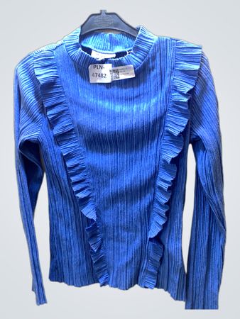 Blaues geripptes Oberteil mit Mock Neck und Rüschendetails