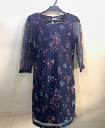 Reserviertes Blumenmuster-Midikleid