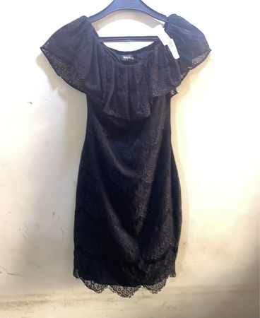 CLUB L Schwarzes Spitzenkleid mit schulterfreien Rüschen