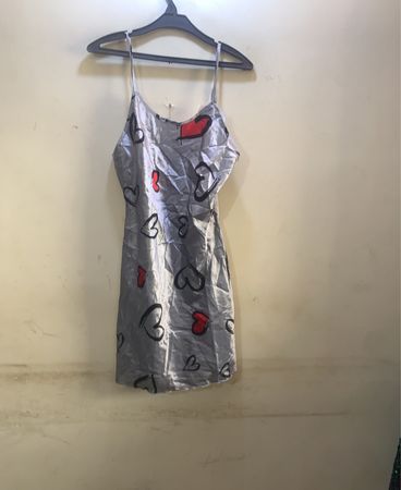 Graues Slipkleid mit Herzprint