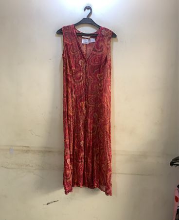 Rotes Paisley-Druck-Maxikleid