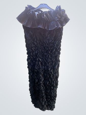 Schwarzes gerafftes trägerloses Kleid mit Rüsche am Ausschnitt