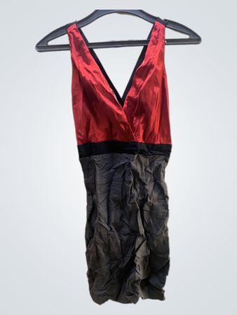 Herzschlag Rot und Grau Kleid