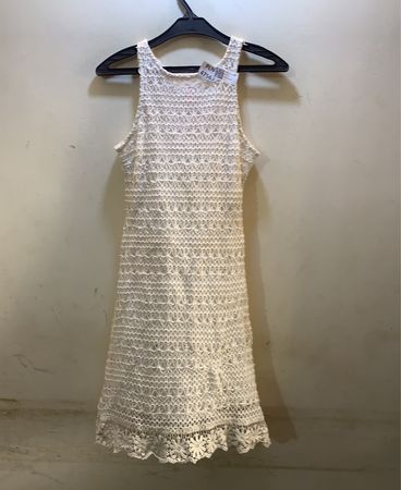 Weißes Spitzenkleid