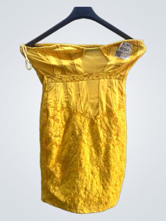Gelbes Spitzenfreies Kleid