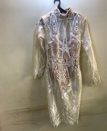 Weißes Spitzenkleid mit hohem Kragen