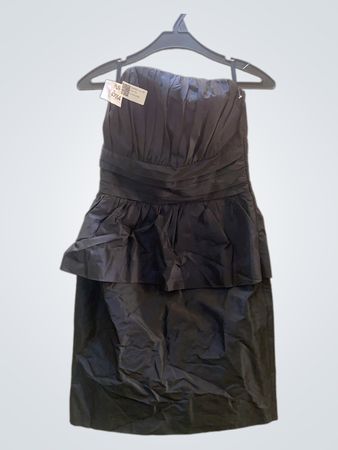 Schwarzes trägerloses Peplum-Kleid