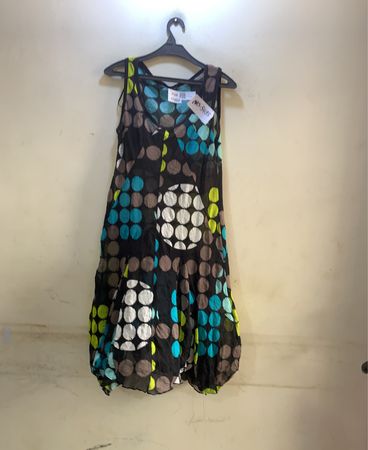 Schwarzes ärmelloses Kleid mit Punktenmuster