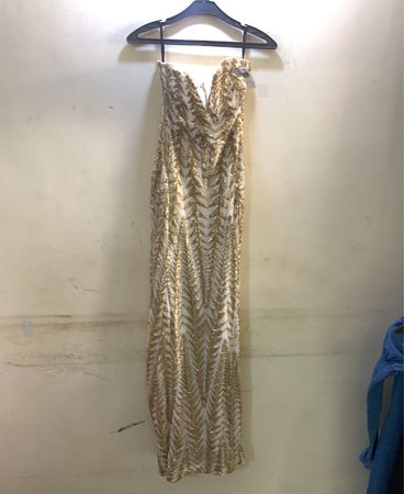 Weißes trägerloses, verziertes Maxikleid