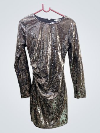 Glitzerndes langärmeliges gerafftes Kleid