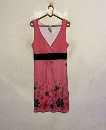 Rosa Blumenmusterkleid mit schwarzem Bund