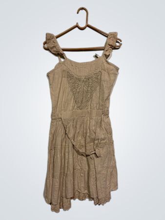 Beiges Kleid mit Spitzenbesatz