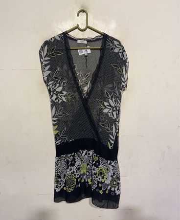 SOLO ITALIA Damen Transparente Bluse mit Floralprint und V-Ausschnitt