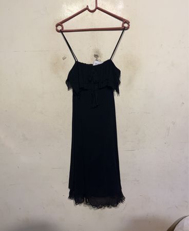 Schwarzes Spaghetti-Träger-Rüschenkleid