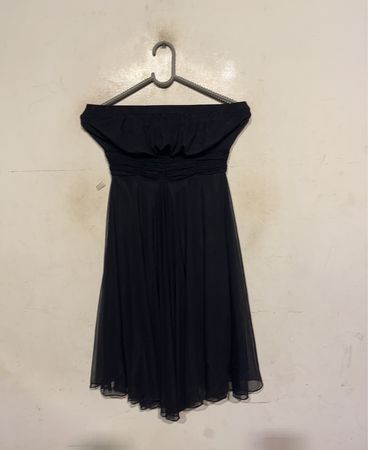 Schwarzes trägerloses Kleid