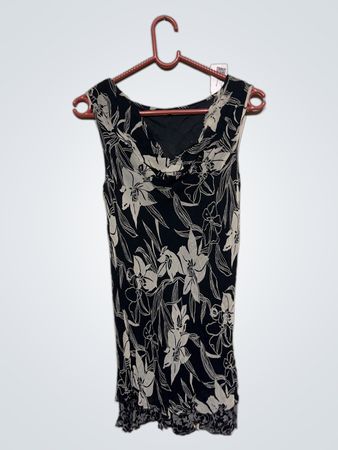 Schwarzes und weißes floral bedrucktes ärmelloses Oberteil