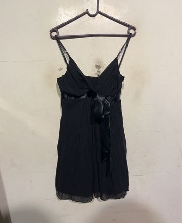 Schwarzes Kleid mit Banddetail