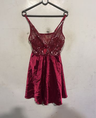Rote Satin- und Spitzenchemise mit NSD-8974-Label