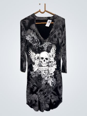 Schwarzes und graues langärmliges V-Ausschnitt-Oberteil mit Totenkopf-Graphic