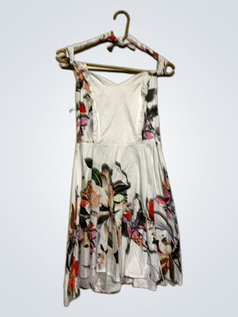 Weißes Kleid mit Blumenmuster